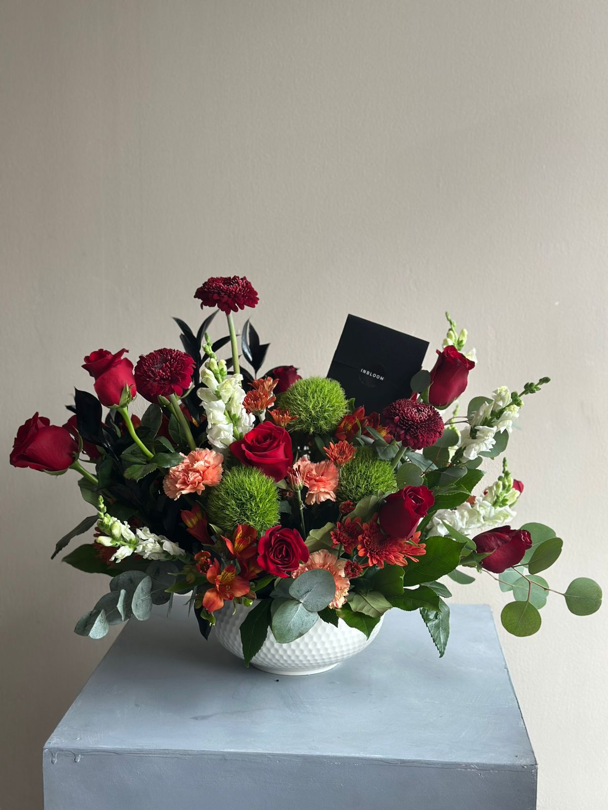 Arreglo floral en base de cerámica con rosas, dragones y gerberas — InBloom Guatemala