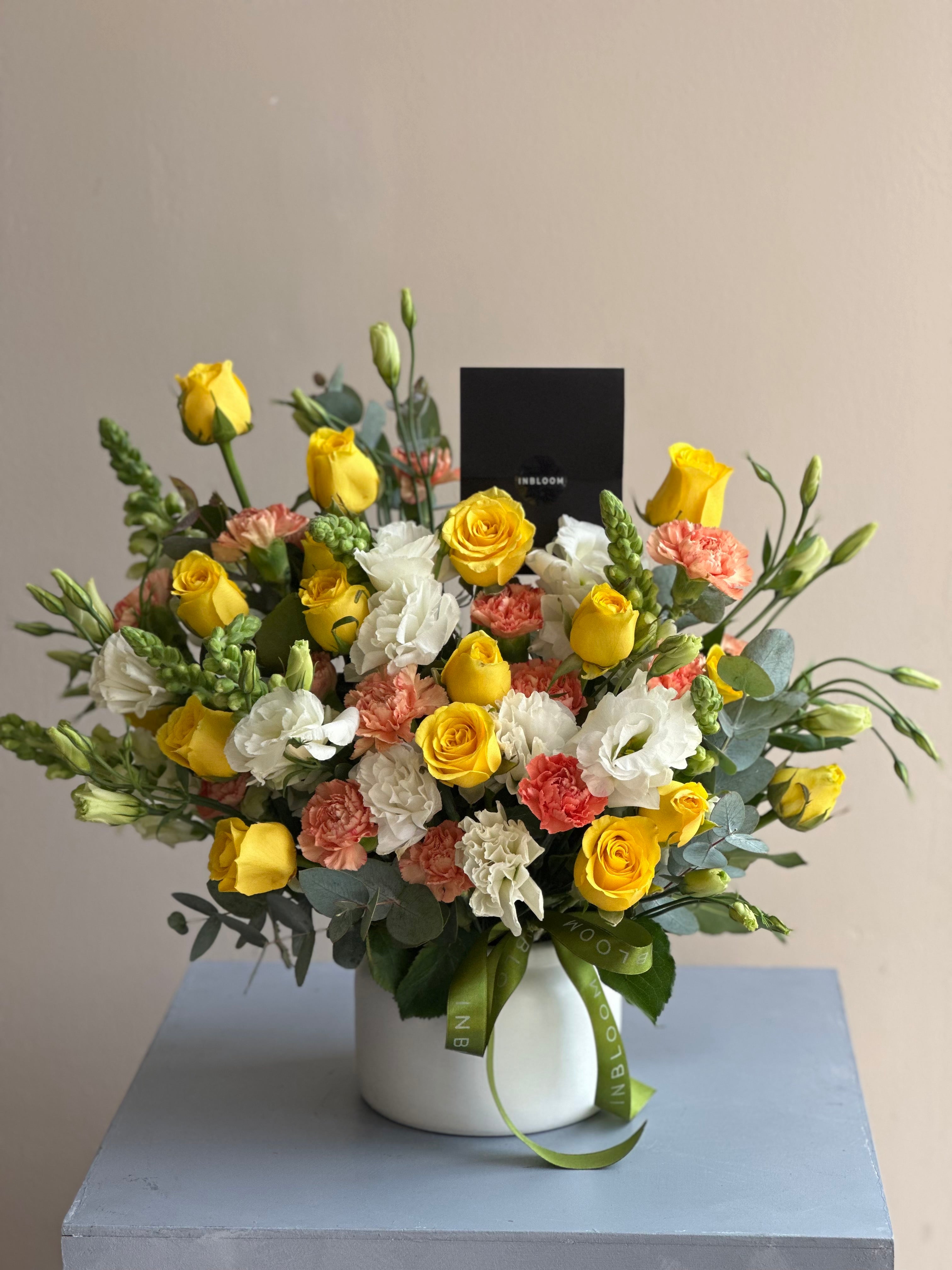 Arreglo floral grande en base de cerámica con rosas y flores selectas — 48 tallos | InBloom Guatemala