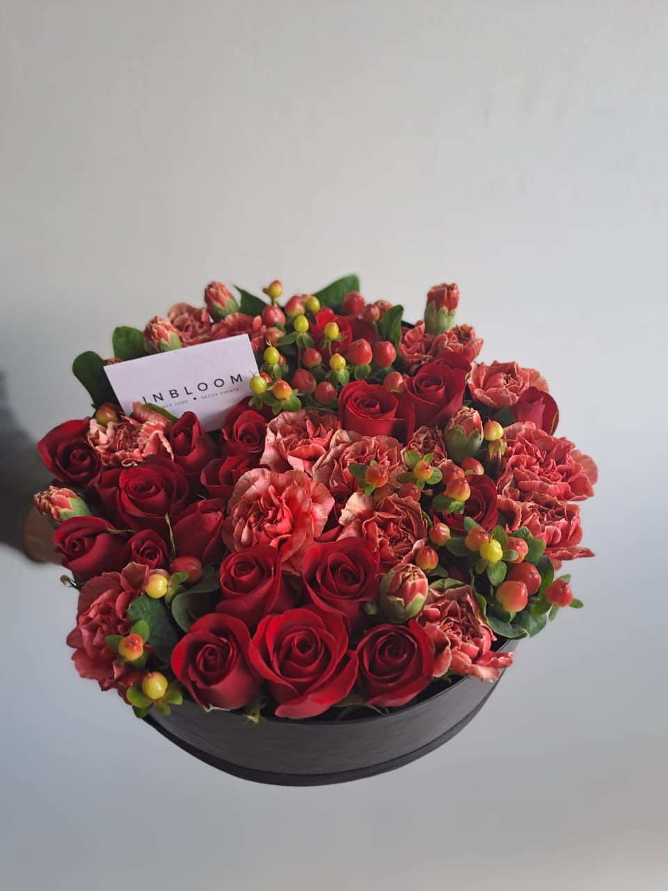 Arreglo de rosas rojas y claveles con complementos en caja elegante — arreglo floral | InBloom Guatemala