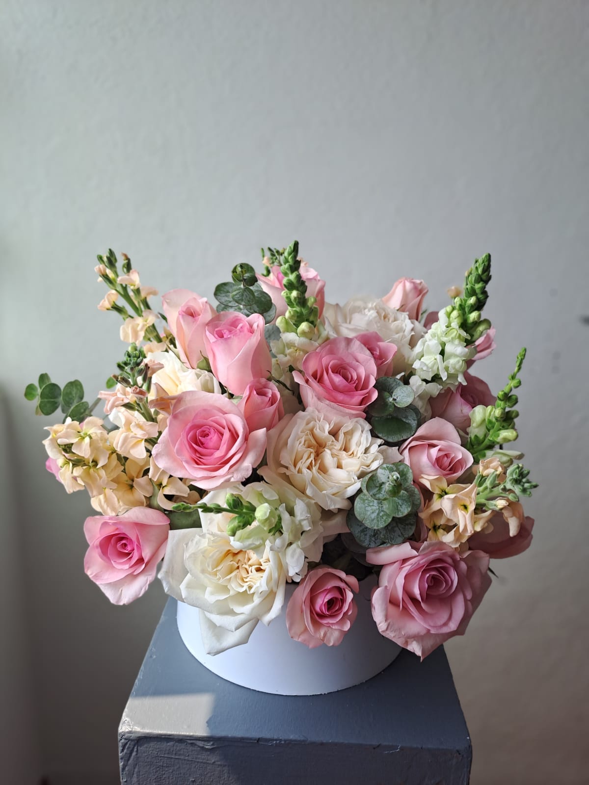 Arreglo de rosas, alhelí y dragones en caja premium — arreglo floral | InBloom Guatemala