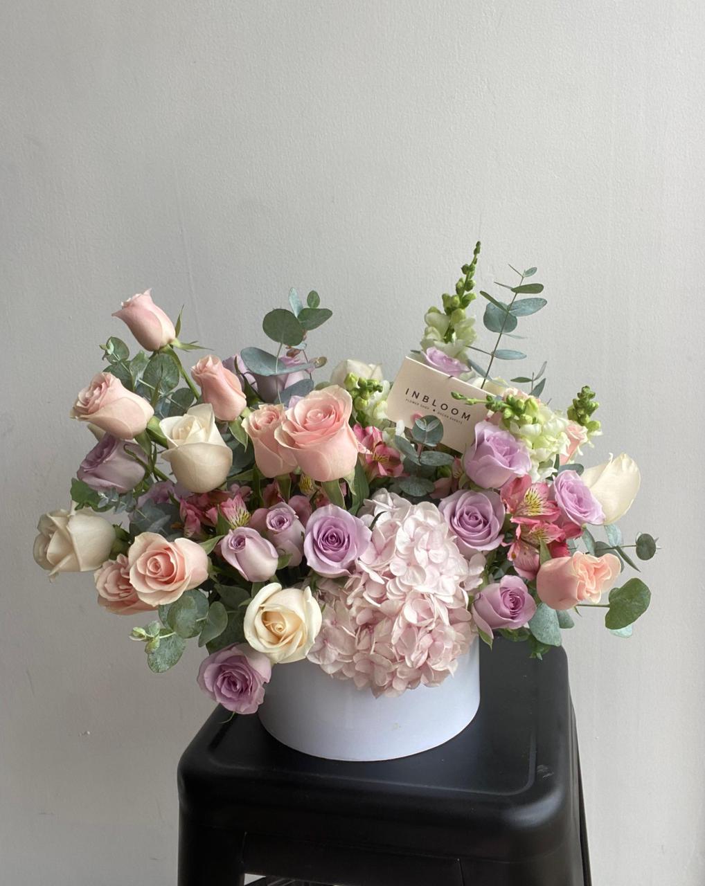 Arreglo de rosas, hortensias, dragones y astromelias en caja premium — InBloom Guatemala