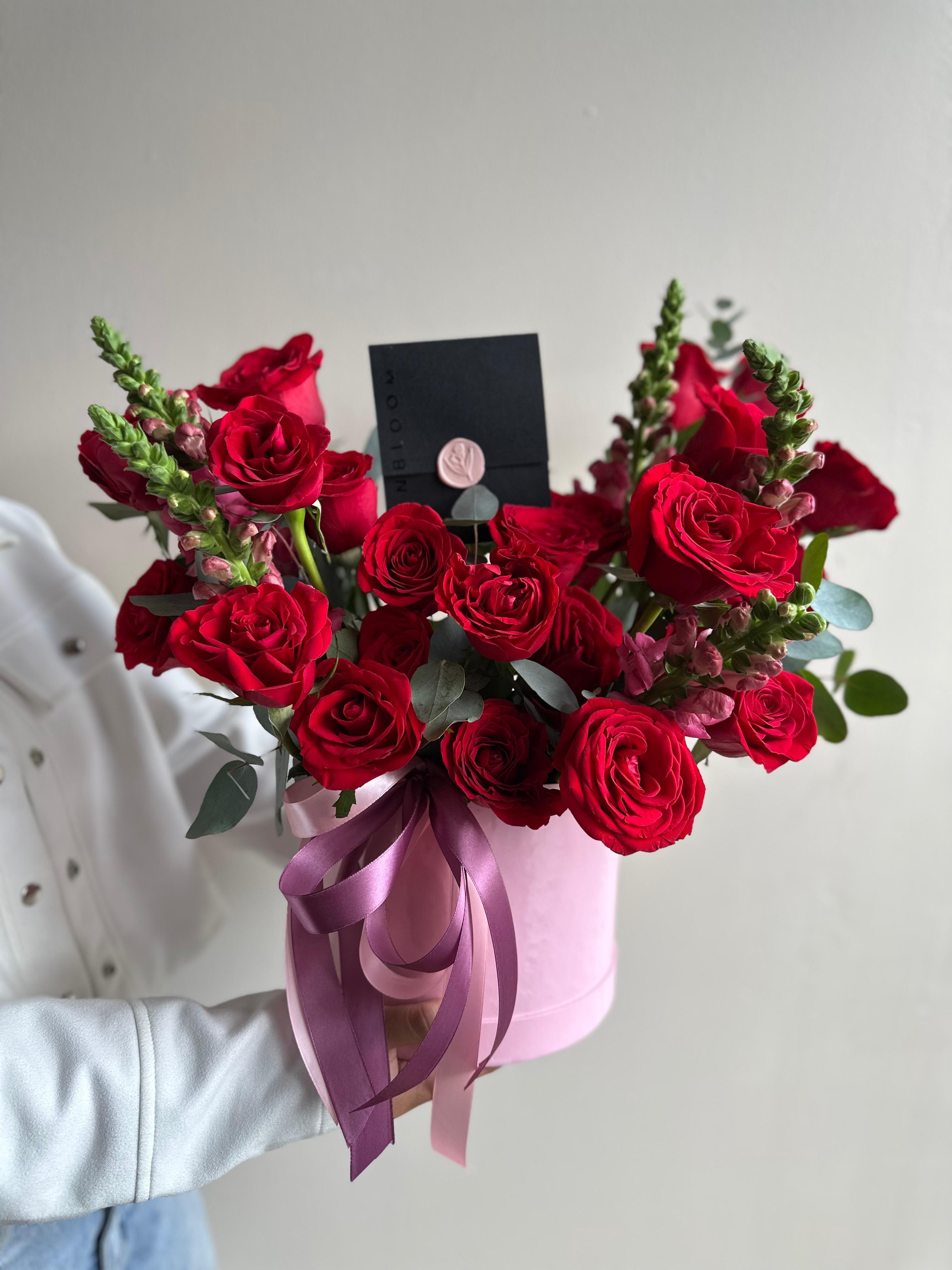 Arreglo de rosas, dragones y eucalipto en caja premium — combinación fresca | InBloom Guatemala