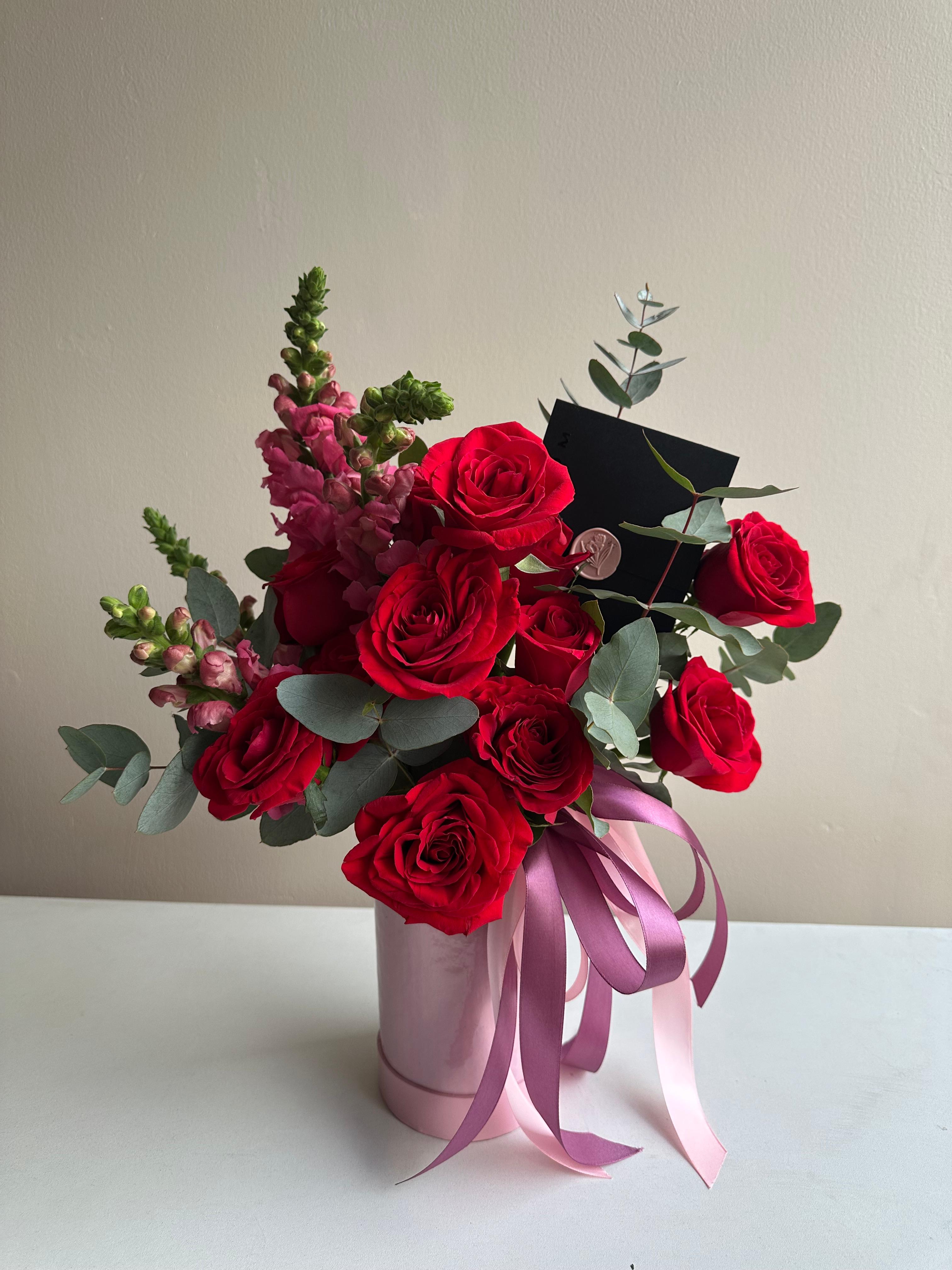 Arreglo compacto de rosas y dragones con eucalipto en caja premium — InBloom Guatemala
