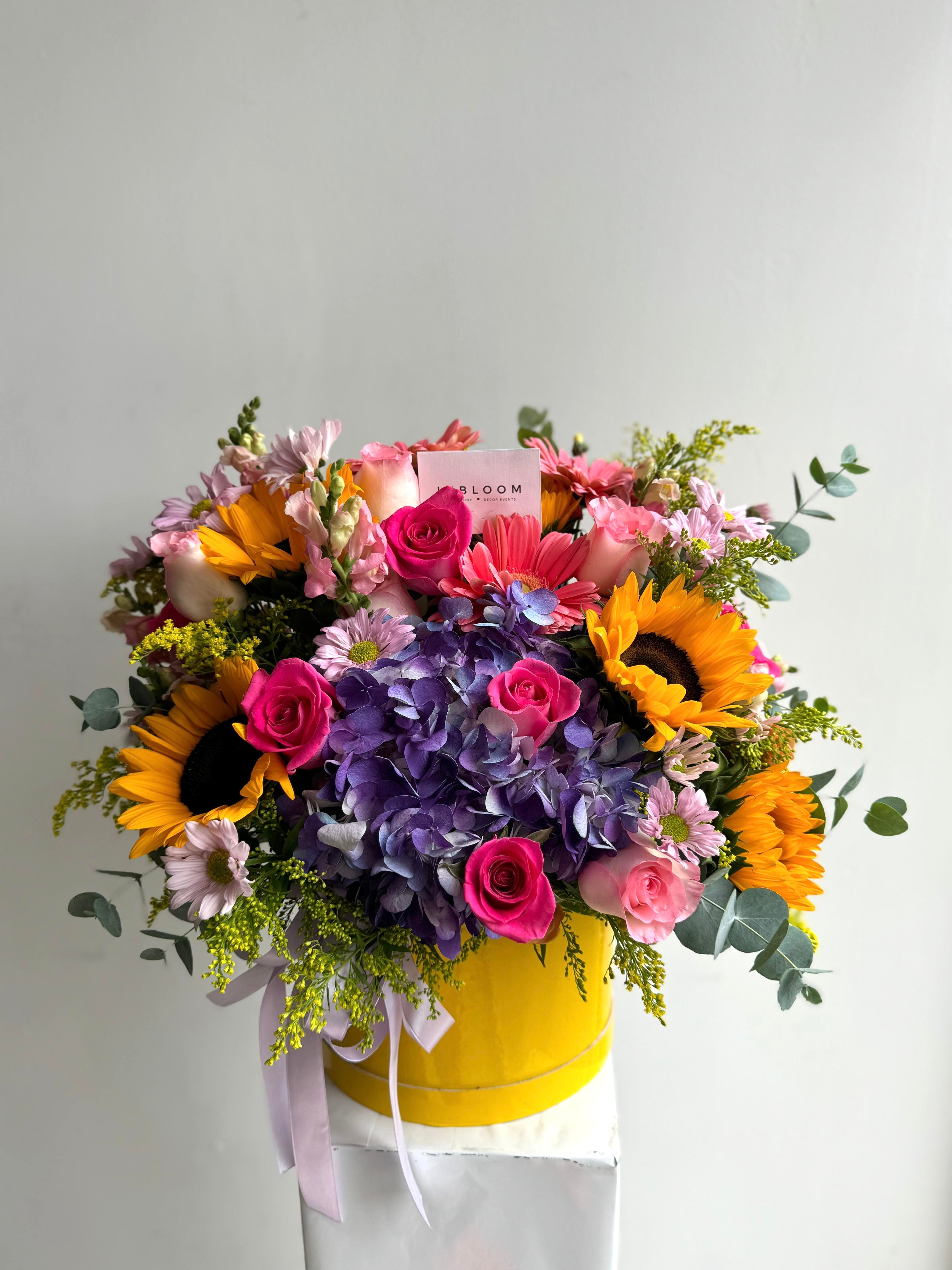 Arreglo floral con rosas, girasoles, hortensias y gerberas en caja premium — InBloom Guatemala