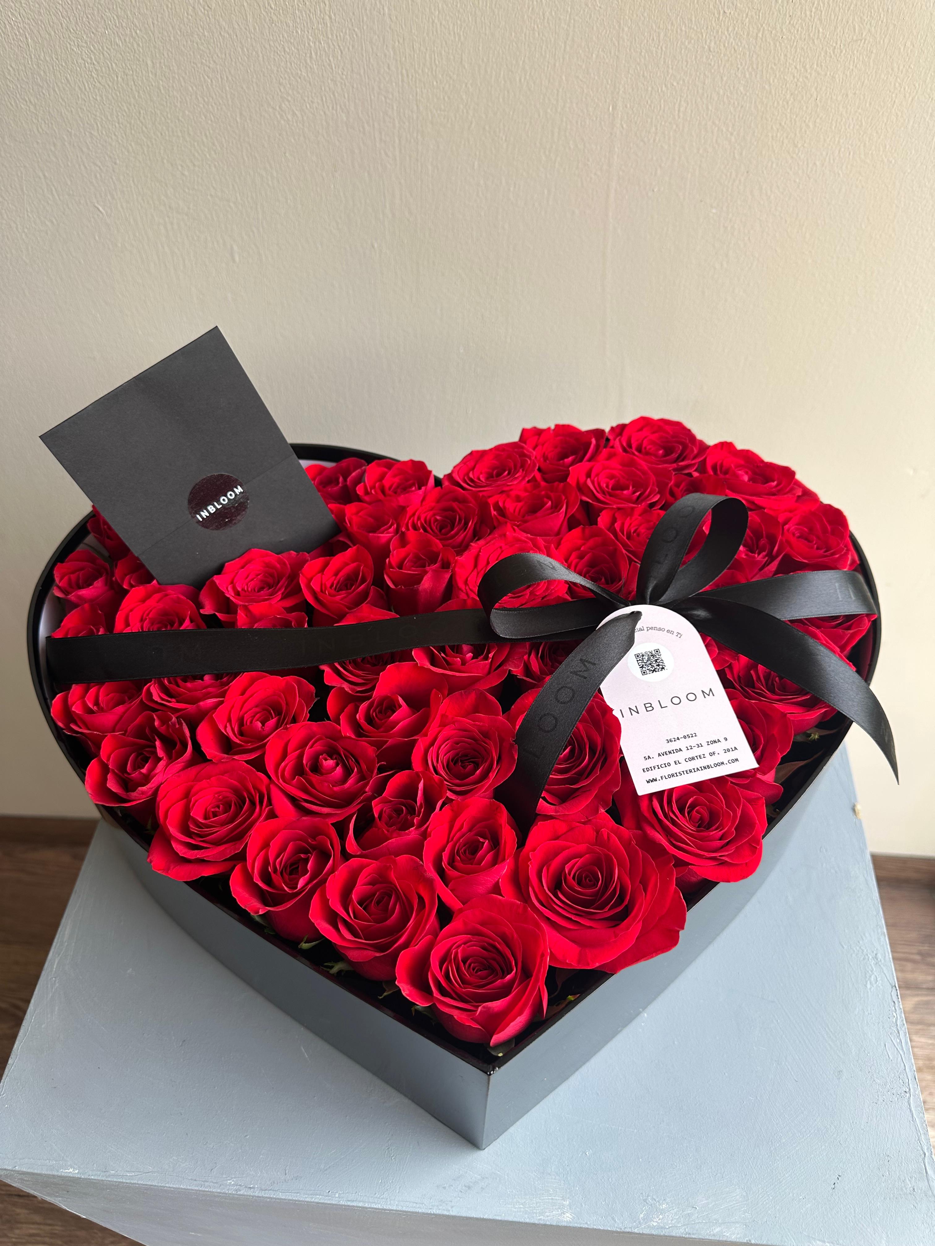 Caja en forma de corazón con 50 rosas frescas — regalo romántico | InBloom Guatemala