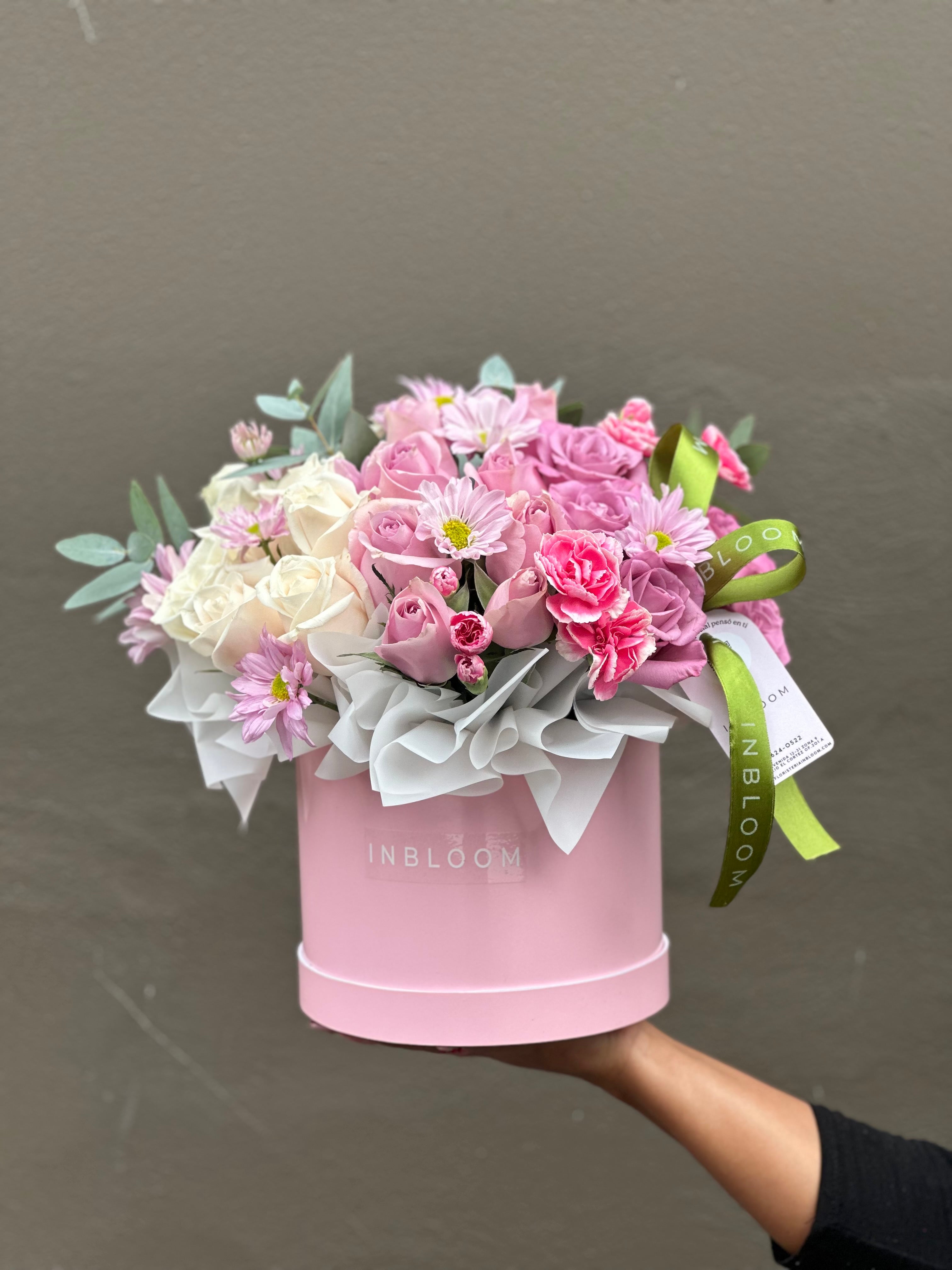 Arreglo en caja con rosas y complementos delicados — detalle femenino | InBloom Guatemala