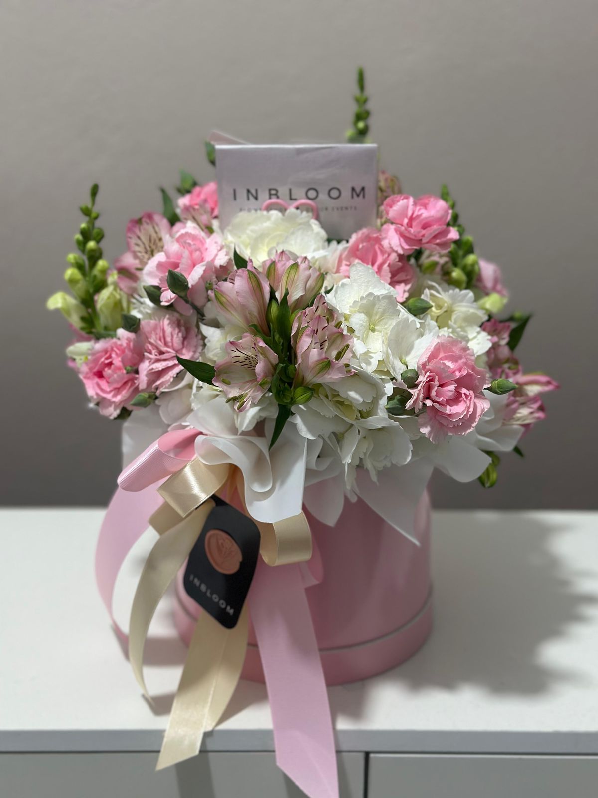 Arreglo en caja con hortensias, mini claveles y dragones — estilo femenino | InBloom Guatemala