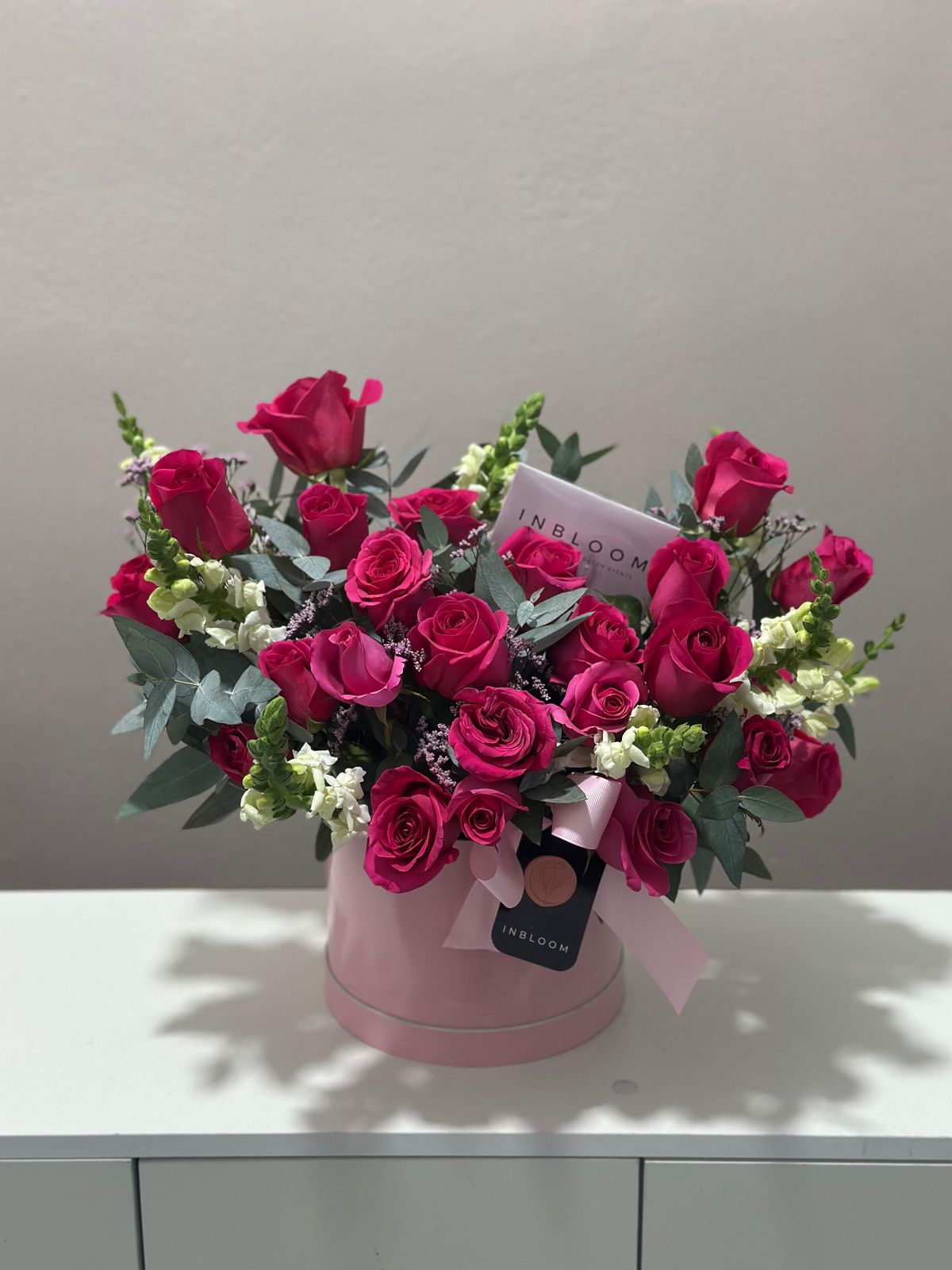 Arreglo elegante de rosas y dragones en caja premium — InBloom Guatemala