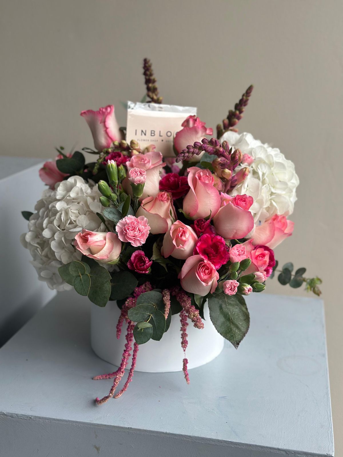Arreglo en caja con hortensias y rosas delicadas — elegancia sutil | InBloom Guatemala