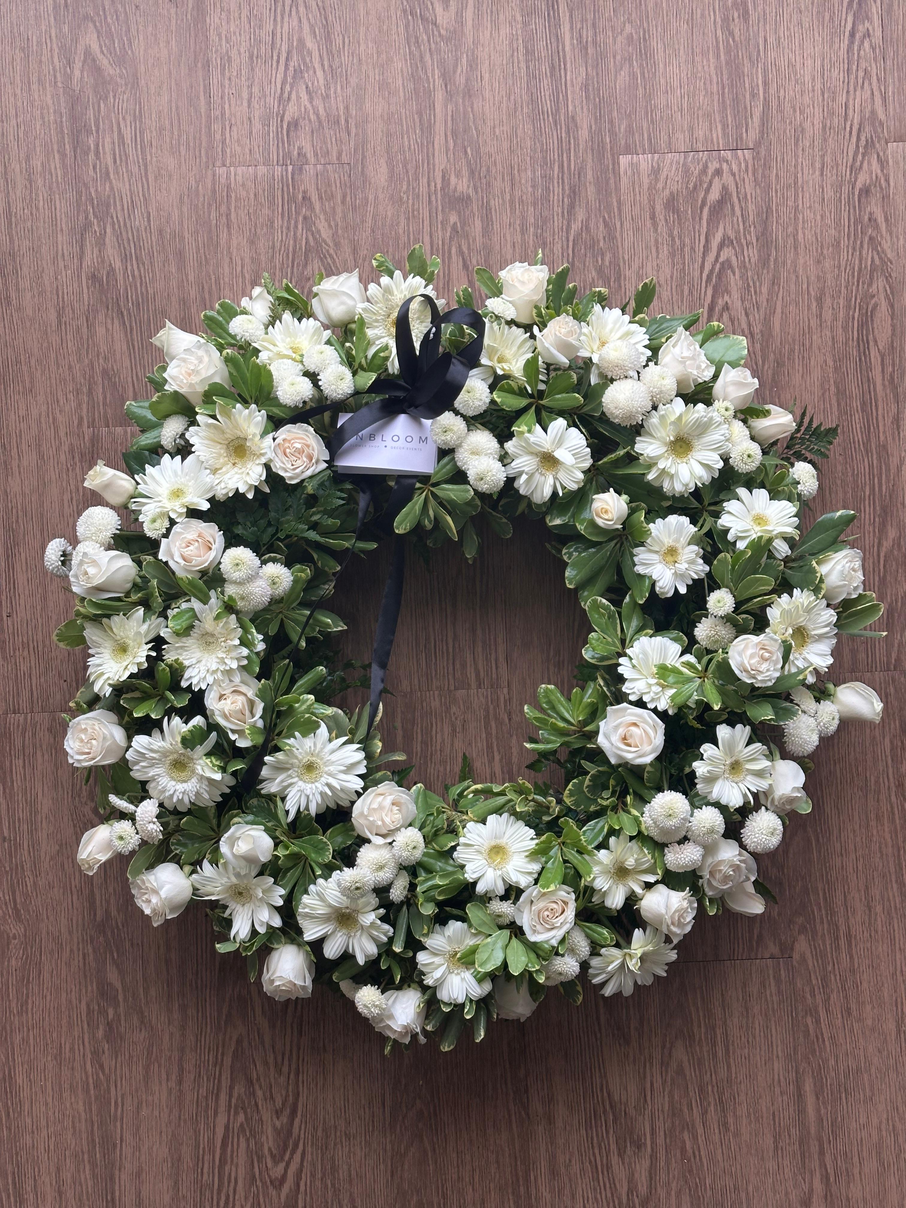 Corona fúnebre con rosas y gerberas — arreglo de condolencias | InBloom Guatemala