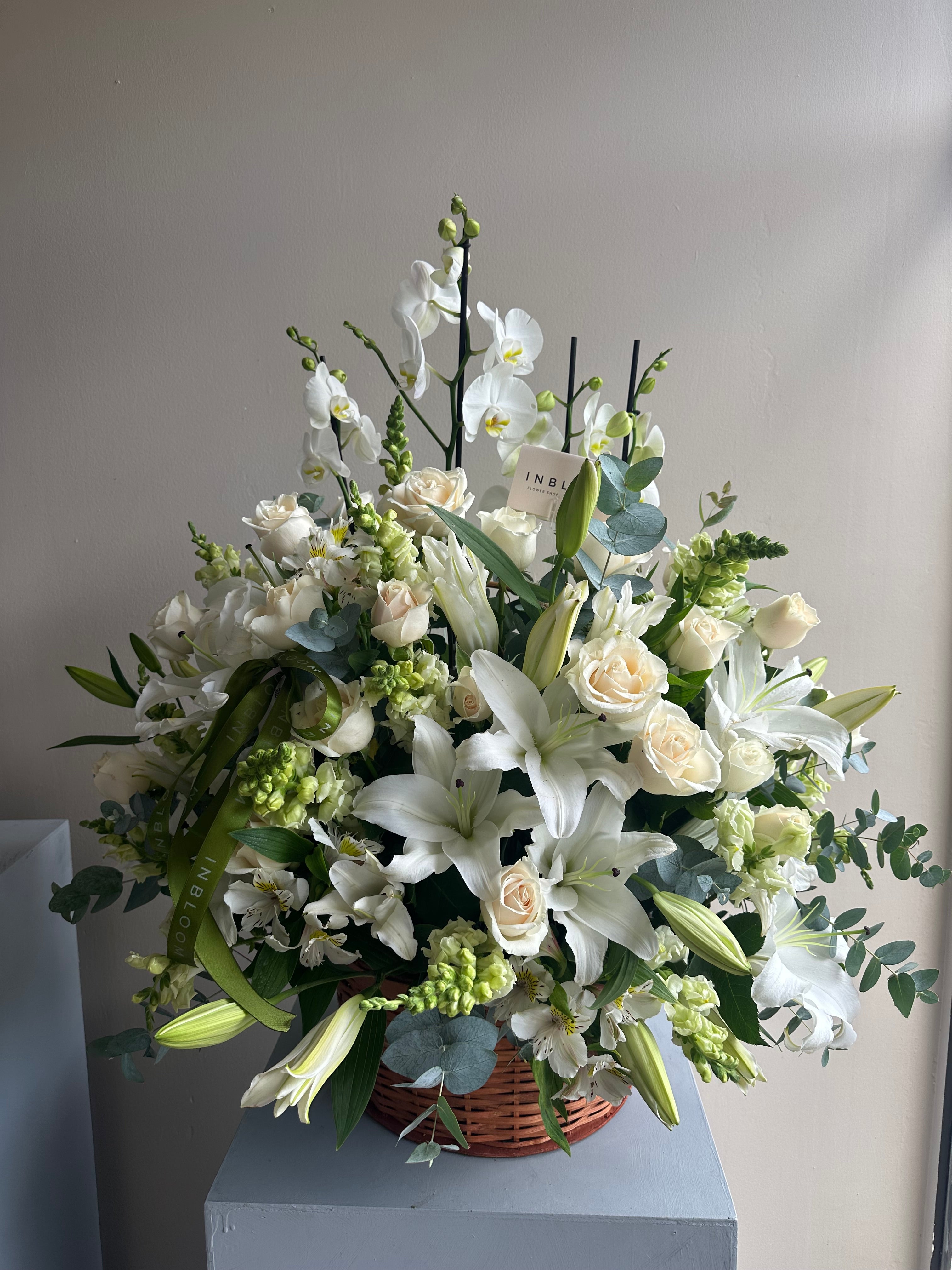 Arreglo fúnebre distinguido con lirios, orquídeas y rosas — homenaje premium | InBloom Guatemala
