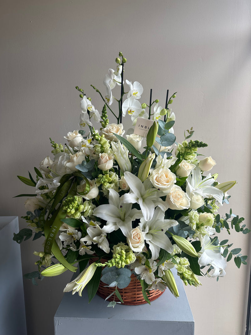 Arreglo fúnebre distinguido con lirios, orquídeas y rosas — homenaje premium | InBloom Guatemala