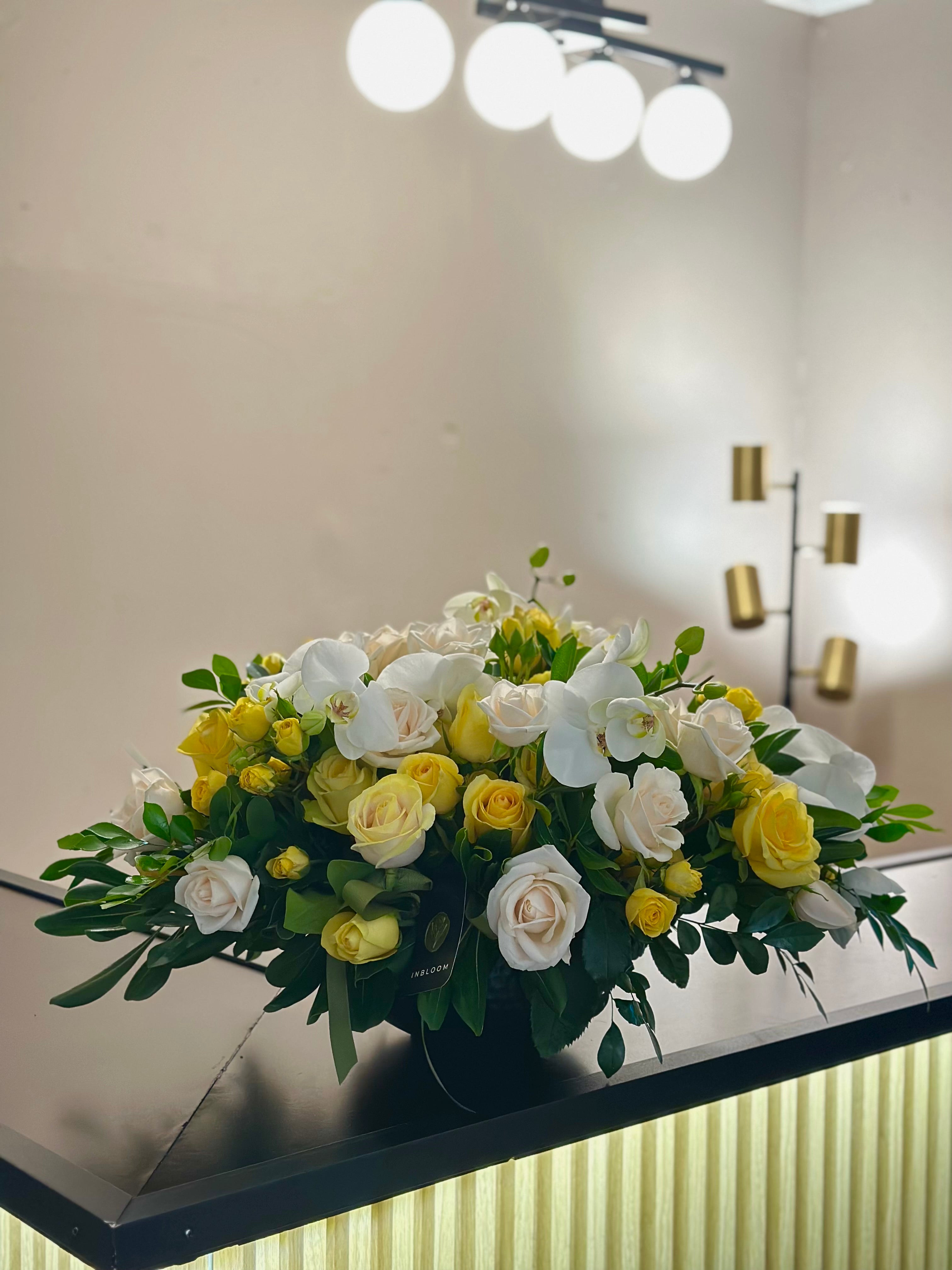 Arreglo Floral con Rosas y Orquideas
