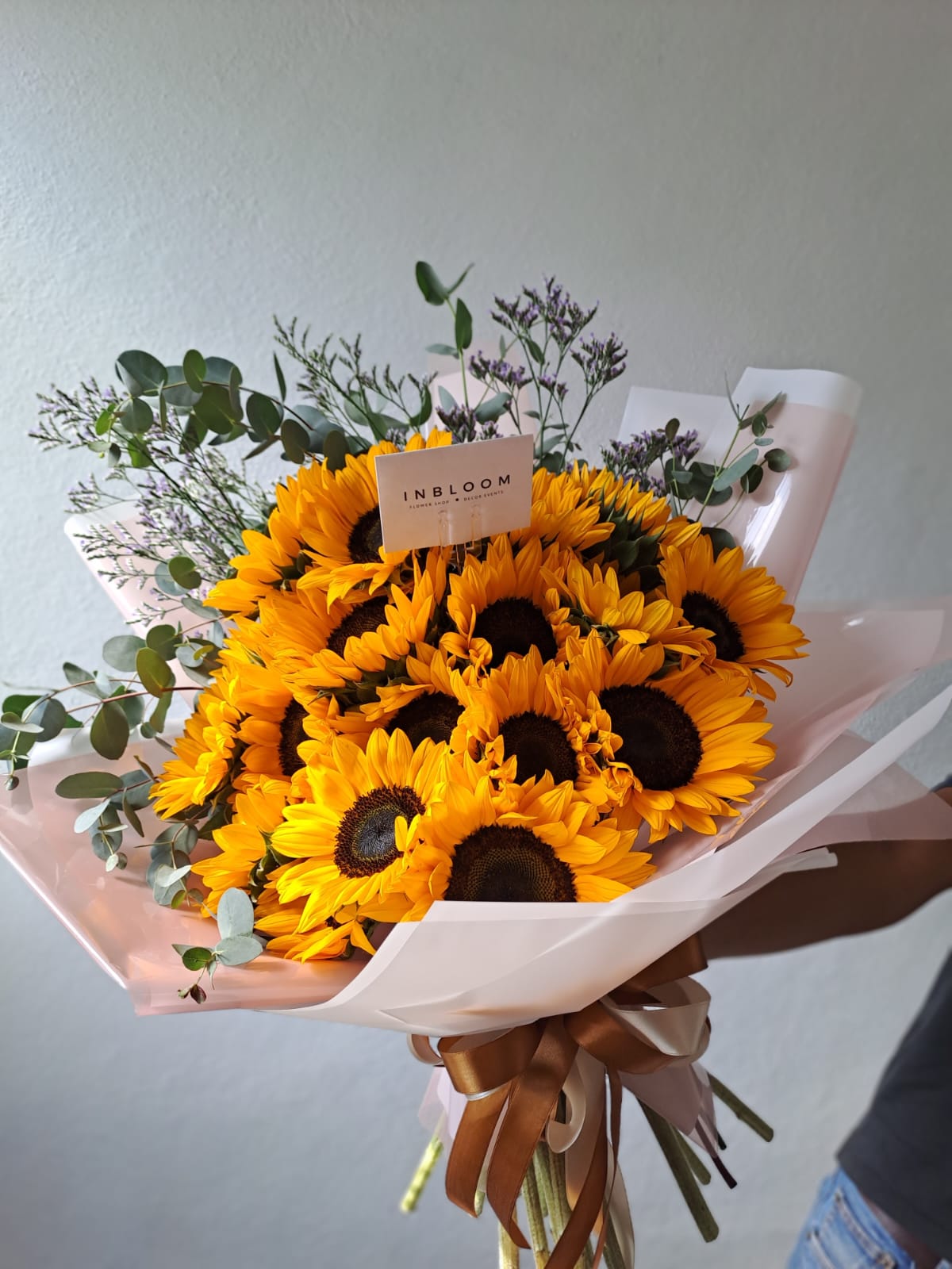 Ramo de 18 girasoles frescos con follaje verde natural — ramo de flores | InBloom Guatemala