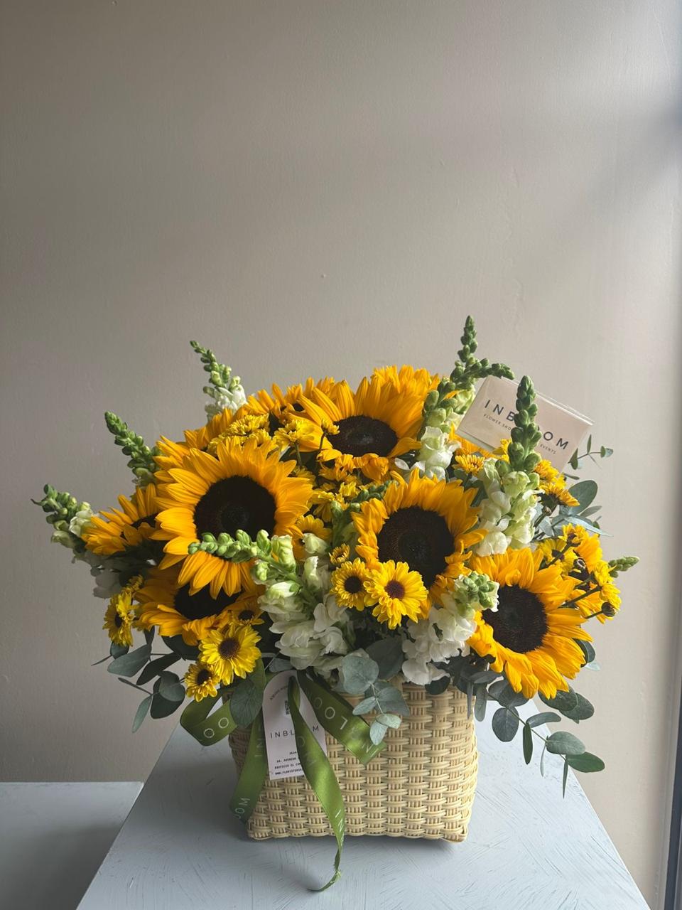 Canasta con girasoles