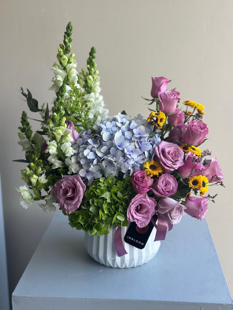Arreglo floral con rosas y hortensias